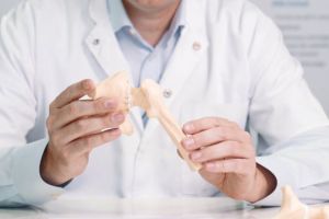 Necroza aseptică de cap femural – Cauze, simptome, tratament