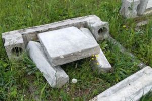 Cimitirul săsesc din Ticuşu Vechi, vandalizat. 500 de euro recompensă, pentru prinderea făptaşilor