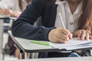 Medici prezenţi în şcoli pentru a supraveghea examenele