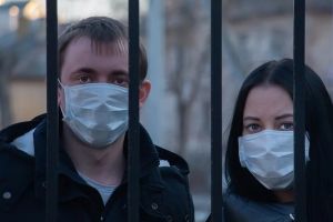 Cum ne reduce la tăcere CORONAVIRUSUL. Un nou studiu american arată că nu numai tusea şi strănutul transmit Sars-CoV-2, ci şi vorbitul