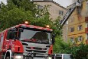 VIDEO. Incendiu într-un bloc din Reşiţa! Mai multe persoane au avut nevoie de intervenţia medicilor