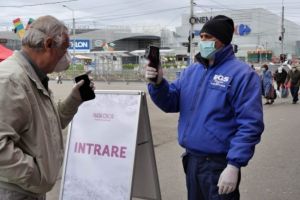 Este sau nu legal ca paznicul să îţi ia temperatura la intrarea în magazin?