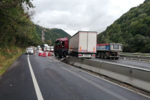 Trafic îngreunat pe Valea Oltului – Două camioane s-au ciocnit