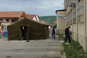 Cort pentru triaj medical în faţa Policlinicii din Făgăraş
