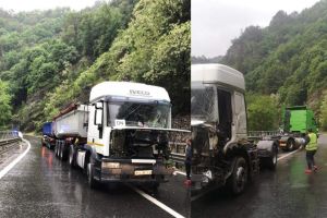 FOTO Traficul îngreunat pe Valea Oltului – Două camioane s-au tamponat