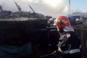 O fetiţă de 10 ani din Bihor, rănită într-un incendiu izbucnit în gospodăria în care locuieşte