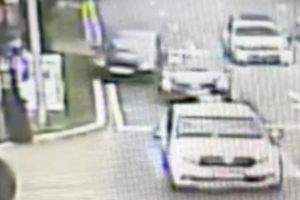 VIDEO. Momentul în care şoferul beat intră cu maşina în stâlp, surprins de camerele de supraveghere montate în zonă