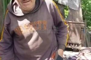 Bărbatul din Mihoveni care trăieşte într-o sărăcie lucie a primit alimente şi 270 de lei ...