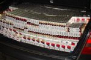 Ţigările de contrabandă transportate în portbagajul autovehiculelor, o practică uzuală în Caraş-Severin