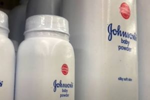 Johnson & Johnson nu va mai vinde pudră de talc pentru bebeluşi în SUA şi Canada
