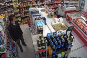 VIDEO: Furt dintr-un magazin din Cartierul Arhitecţilor – Hoţii au intrat cu măşti pe faţă