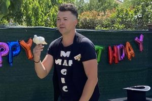 Artiştii de adaptează vremurilor. Magicianul Lorenzo-Cristian a făcut primul show după #staţiacasă