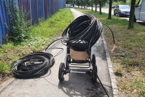 VIDEO. Hoţ observat de un trecător în timp ce căra cu un cărucior cabluri furate de la o companie de telefonie, la Timişoara