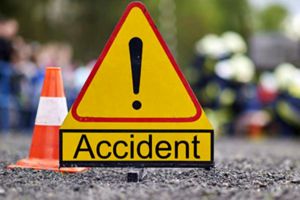 Conducător de autoturism accidentat în urma coliziunii cu un autocamion, între Topliţa şi Borsec