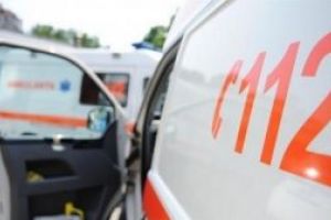 Accident la Ciocotiş: Un tânăr a acroşat cu maşina un stâlp de electricitate şi gardul unui imobil