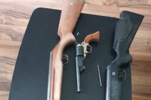 Puşti cu aer comprimat şi un pistol vechi, găsite la trei timişeni în urma unei acţiuni a poliţiei