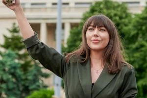Uite cine protesteaza in Piata Victoriei: Ziua este ”Eroina cu sparanghel”, noaptea videochatista pe site-uri pentru adulti