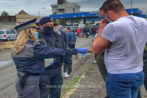 Despre aglomeraţia de la vamă: Românii care se întorc acasă din vest vor putea traversa Ungaria doar prin coridoarele umanitare desemnate