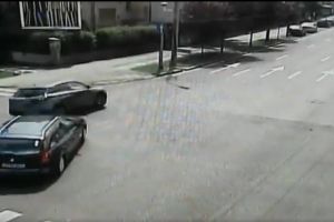 VIDEO. Accident rutier într-o intersecţie din Timişoara. Una dintre maşini, la un pas să fie răsturnată
