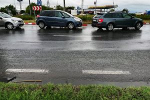 ULTIMĂ ORĂ: Carambol în sensul giratoriu de la ieşirea din Focşani (FOTO)