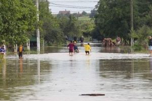 Pericol de inundaţii în Timiş şi alte judeţe. Vestul ţării se află sub cod portocaliu de ploi!