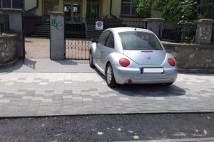 Constanta: Un alt sofer a parcat masina pe trotuarul proaspat reabilitat