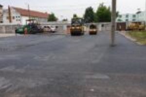 FOTO. Asfaltarea parcărilor din Moldova Nouă continuă: „Urmează şi alte investiţii, însă toate ţin de ritmul încasărilor la bugetul local”