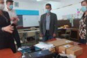 Elevii de la şcoala gimnazială Tomeşti-Colonie au primit device-uri distribuie prin programul E-learning TM pentru a putea participa la orele online