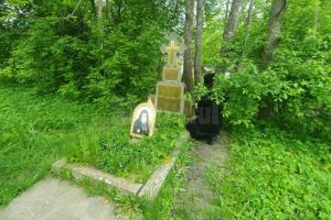 Călugării de la Schitul Sihăstria Putnei pregătesc locul în care va fi înmormântat ...
