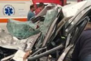 FOTO/VIDEO. Accident groaznic pe Calea Timişoarei din Reşiţa! Un SUV s-a făcut praf după impactul cu un TIR!