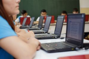 Laptopuri gratuite conectate la internet pentru elevii cu bursă socială: Legea a fost adoptată de Camera Deputaţilor