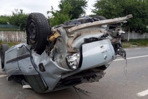Judetul Tulcea: Tanar ranit dupa ce a lovit un autoturism si s-a rastunat pe sosea