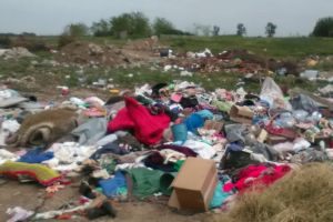 Cât să umple 71 de TIR-uri! Comisarii de mediu au găsit mormane de mizerii la marginea oraşelor şi satelor din Bihor (FOTO)