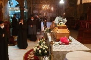 Sicriul cu trupul Părintelui Arhiepiscop Pimen a ajuns la Suceava şi a poposit în Catedrala ...