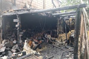 FOTO: Flăcările au făcut prăpăd într-o gospodărie din Adjud