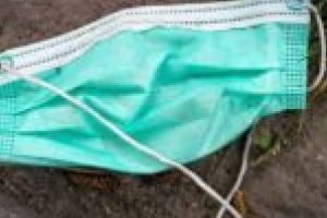 Purtarea măştii de protecţie, dată uitării odată cu relaxarea măsurilor. Cum pot fi traşi la răspundere românii?