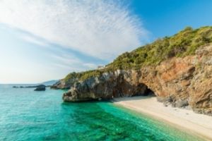 Veste bună pentru români. Grecia deschide sezonul turistic. Premierul grec a anunţat data
