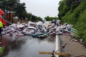 ULTIMĂ ORĂ: Șoseaua europeană blocată la Rm. Sărat | Marfa dintr-un autocamion s-a împrăştiat pe şosea