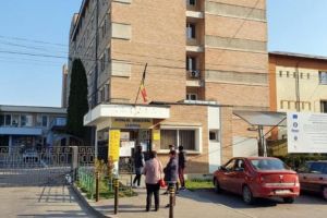 Stirea-soc a momentului: 70 de medici si 200 de asistente trateaza un singur infectat cu COVID, la Spitalul Municipal Campina