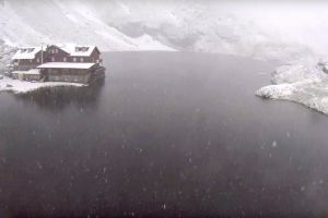 VIDEO – Zăpadă de aproape jumătate de metru la Bâlea Lac – Se topeşte însă destul de repede