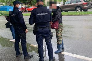 Tineri prinşi pe stradă fără declaraţie, amendaţi. Continuă controalele în autobuze şi magazine