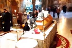 COPII ȘI ADULȚI – Enoriaşii au sărutat sicriul lui IPS Pimen, răpus de COVID-19 VIDEO