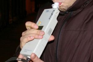 Beat la volan, a produs o tamponare, după care i-a aşteptat pe poliţişti în cârciumă