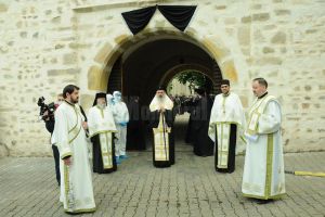 Sicriul cu trupul Părintelui Arhiepiscop Pimen a ajuns aseară la Suceava şi a poposit în ...