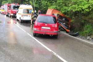Șofer rănit după ce maşina i-a fost lovită de un autoturism care a intrat pe contrasens