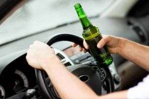 ACCIDENT rutier în Alba Iulia: Un şofer beat mangă a acroşat o altă maşină încercând să dea cu spatele