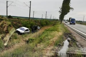 Un autoturism a ajuns în şanţ, pe şoseaua care leagă Tişiţa de Tecuci