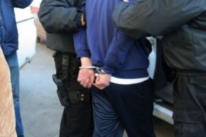 Trei hoţi reţinuţi după ce au dat mai multe spargeri într-un service auto