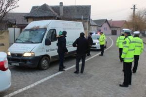 Tineri obligaţi să stea în carantină la domiciliu