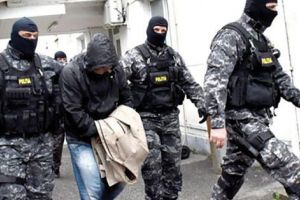 Trei traficanţi de droguri au fost arestaţi preventiv